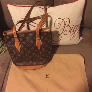 ❤️💯authentic Louis Vuitton petite bucket